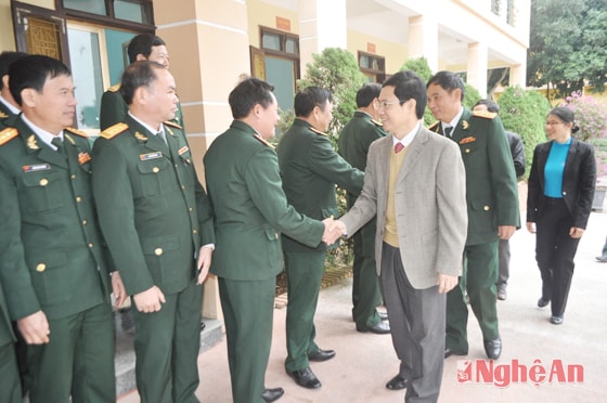 Đồng chí Nguyễn Xuân Sơn thăm Trường Quân sự Quân khu IV