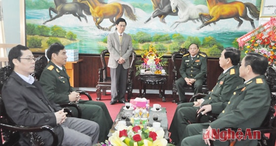 Đồng chí Nguyễn Xuân Sơn phát biểu ghi nhận những thành tích của Trường Quân khu IV