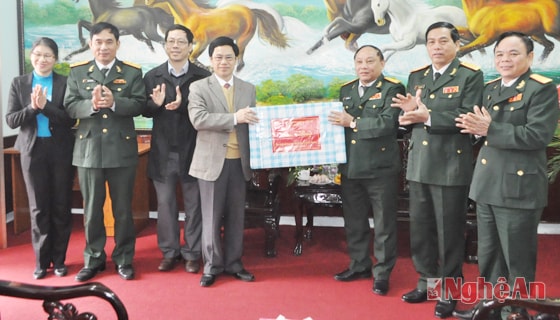 Đồng chí Nguyễn Xuân Sơn tặng quà cho Trường Quân sự Quân khu IV