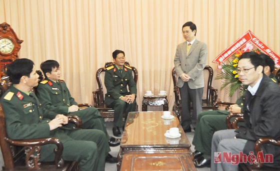 Đồng chí Nguyễn Xuân Sơn nói chuyện với cán bộ, chiến sỹ Lữ đoàn 414, Quân khu IV