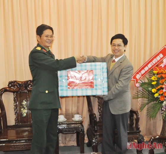 Đồng chí Nguyễn Xuân Sơn tặng quả cho Lữ đoàn 414, Quân khu IV