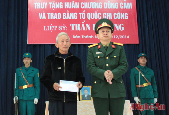 Bộ CHQS tỉnh tặng quà cho gia đình anh Trần Bá Công