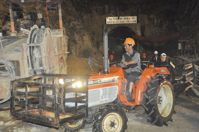 Khẩn trương tiến hành các công tác cứu hộ trong đường hầm. 