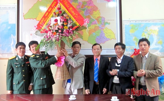 Đoàn tặng hoa chúc mừng cán bộ, chiến sỹ Ban CHQS huyện.