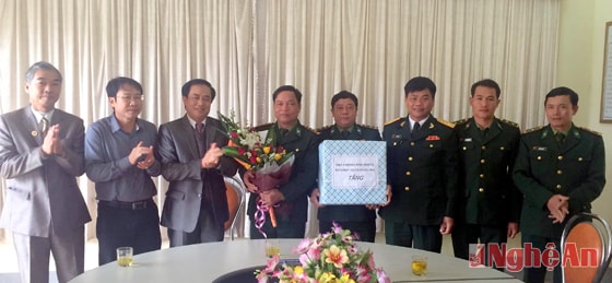 Tặng quà chúc mừng cán bộ, chiến sỹ Đồn biên phòng Quỳnh Phương.