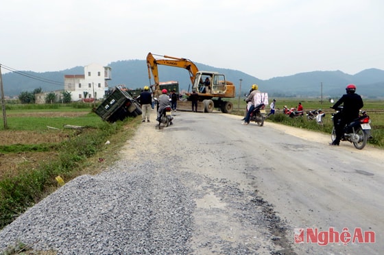 Hiện trường vụ tai nạn làm ùn tắc giao thông.