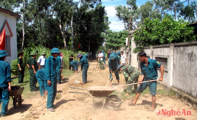 Học viên Trường Quân sự tỉnh giúp dân làm đường giao thông ở xóm 4,  xã Xuân Tín (Nghi Đức - TP. Vinh). 