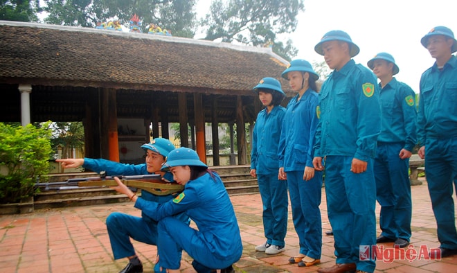 Huấn luyện Dân quân tự vệ làng Đỏ.