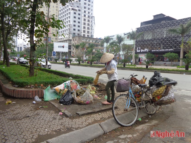 Góc phố trước nhà C6 Quang Trung  (ảnh chụp lúc 15h30 ngày 12/12).