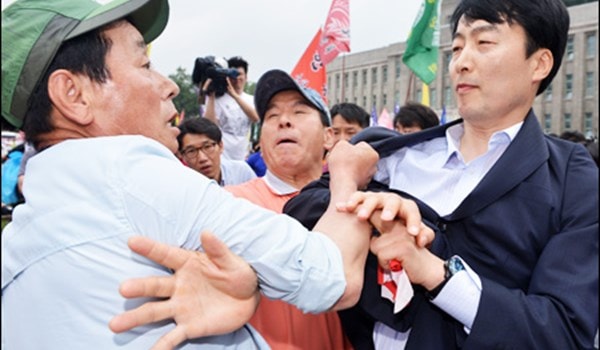 Nghị sĩ Lee bị người dân Hàn đòi đánh