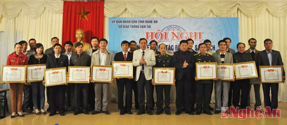 Trao giấy khen cho cá nhân có thành tích xuất sắc.