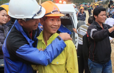 Anh Nguyễn Văn Thuấn (Can Lộc- Hà Tĩnh), người mặc áo vàng, công nhân Công ty Sông Đà 505 là người cõng nạn nhân Phạm Viết Nam ra đầu tiên