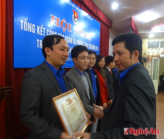Trao bằng khen cho các cá nhân đạt thành tích trong công tác đoàn và phong trào TTN năm 2014