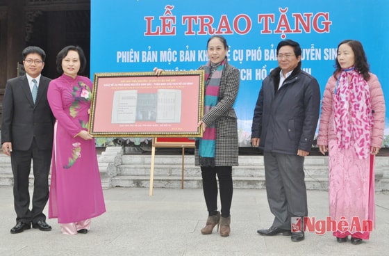 Đồng chí Vũ Thị Minh Hương trao tặng Mộc bản về cụ Phó bảng Nguyễn Sinh Sắc cho tỉnh bảo quản lưu giữ