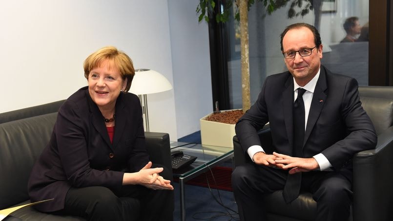 Thủ tướng Angela Merkel (trái) và Tổng thống Francois Hollande  hôm thứ Năm tại Hội nghị thượng đỉnh châu Âu diễn ra ở Brussels, Bỉ.