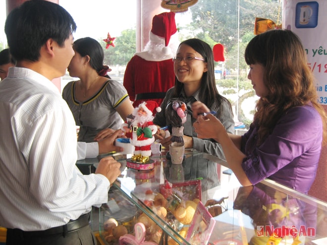 Khách hàng đến đăng ký dịch vụ “Quà tặng Noel” tại Bưu điện Nghệ An.