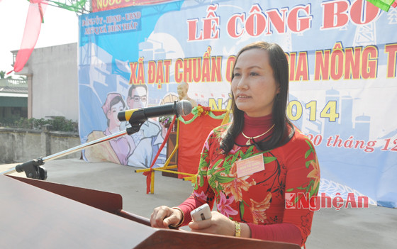 Bà Chu Thị Khuyên-Chủ tịch UBND xã Diễn Tháp báo cáo kết quả xây dựng NTM