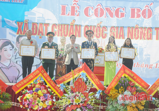 Chủ tịch UBND huyện Diễn Châu trao giấy khen  của UBND huyện cho cá nhân, tập thể