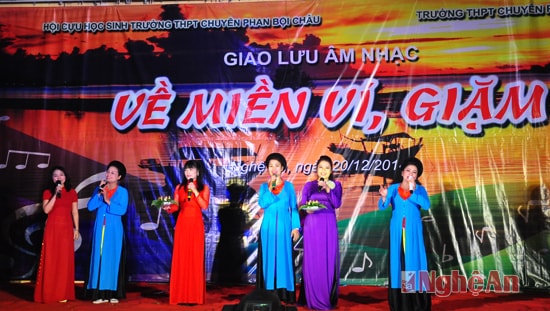 Màn hát chào mừng đêm hội của cựu học sinh Trường THPT chuyên Phan Bội Châu