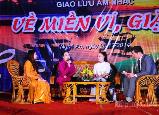 Đồng chí Đinh Thị Lệ Thanh và NSND Hồng Lựu giao lưu với khán giả