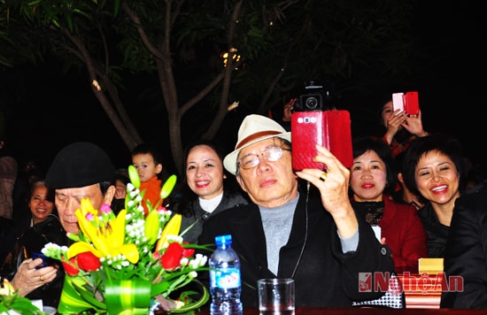 Có rất nhiều cựu giáo viên, học sinh của Trường THPT chuyên Phan Bội Châu đã về dự đêm giao lưu