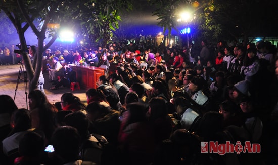 Đêm giao lưu thu hút rất đông học sinh theo dõi
