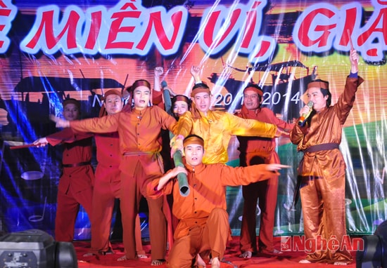 Màn biểu diễn của tập thể diễn viên Trung tâm Bảo tồn và Phát huy di sản Dân ca Nghệ Tĩnh