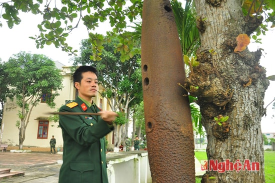 Trung úy chuyên nghiệp Bùi Minh Đức - đánh kẻng báo thức đơn vị lúc 5h30 sáng