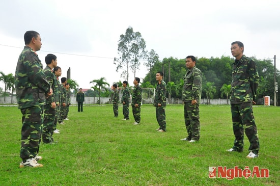 Chỉ huy đơn vị quán triệt nhiệm vụ trước buổi huấn luyện