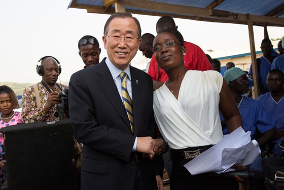 Tổng thư ký LHQ Ban Ki-moon đã gặp gỡ các bác sĩ, y tá đang điều trị cho các nạn nhân tại trung tâm ổ dịch Ebola ở Liberia