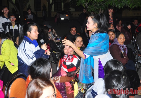 Nghệ sỹ nhân dân Hồng Lựu giao lưu với khán giả.
