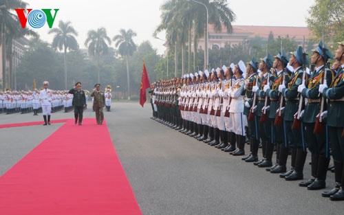 Đại tướng Phùng Quang Thanh và Thượng tướng Leopoldo Cintra Frias duyệt đội danh dự