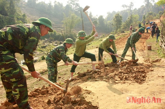 Bộ đội giúp người dân bản Huồi Mới 1, xã Tri Lễ (Quế Phong) mở đường. Ảnh: Triều Dương