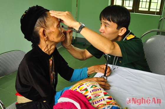 Bác sỹ quân y LLVT tỉnh khám, cấp thuốc miễn phí cho bà con xã Nậm Giải (Quế Phong).  Ảnh: Trọng Kiên