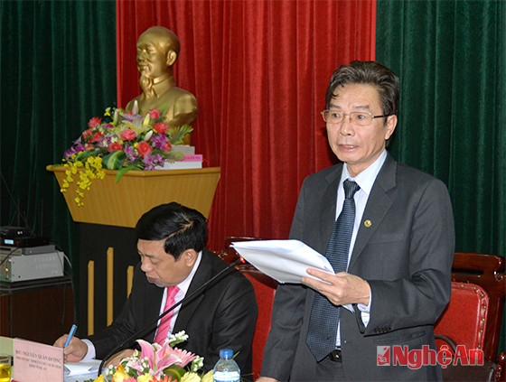 Đồng chí Nguyễn Hữu Nhị - Chủ tịch Hội Nông dân tỉnh báo cáo kết quả hoạt động của Hội Nông dân và phong trào nông dân toàn tỉnh