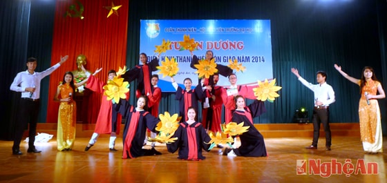 Chương trình văn nghệ chào mừng buổi lễ.