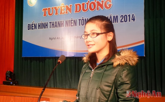 Em Đinh Mộng Thảo - đại diện sinh viên tôn giáo phát biểu.