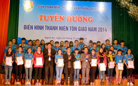 Trao giấy chứng nhận và quà tặng cho 38 thanh niên tôn giáo điển hình năm 2014.