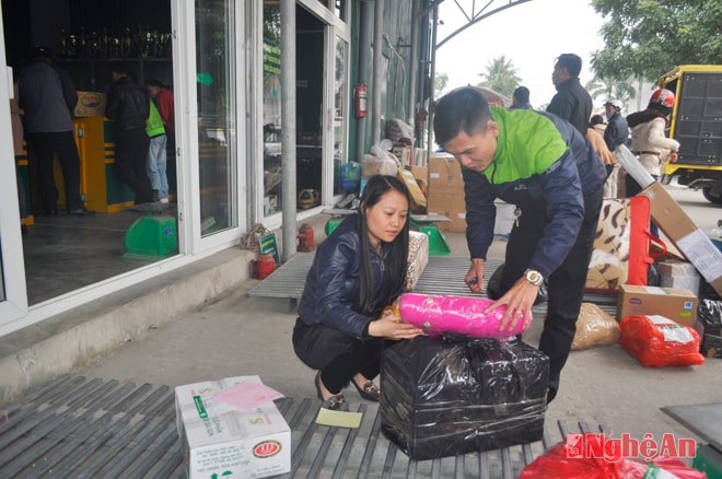 Kiểm tra hàng gửi trước khi đóng gói tại phòng hàng  của Công ty TNHH Văn Minh.