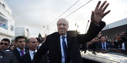 Ông Beji Caid Essebsi sau khi đi bỏ phiếu vòng 2 cho cuộc bầu cử tổng thống Tunisia hôm 21 tháng 12 tại Tunis. Ảnh: AFP/Fethi Belaid