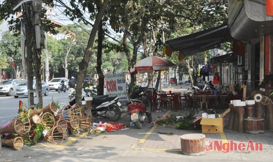 Vỉa hè bị chiếm gọn cho hoạt động kinh doanh (ảnh chụp tại số nhà 30 đường Lê Hồng Phong  lúc 13 giờ 48 phát , ngày 23/12/2014)