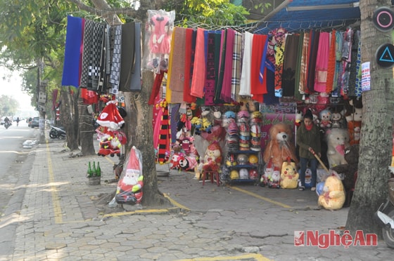 Vỉa hè không còn là vỉa hè với các tính năng mà thành phố đặt ra (ảnh chụp trên đường Nguyễn Văn Cừ lúc 13 giờ 10 phút, ngày 23/12/2014)