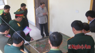 Các đại biểu tham quan sa bàn tưởng định