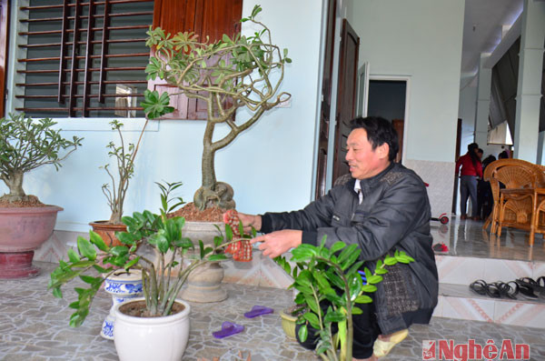 Anh Nguyễn Văn Quang dọn dẹp nhà cửa chào đón giáng sinh.