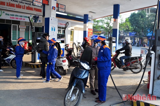 Giao dịch tại cây xăng trên đường Lê Hồng Phong (TP. Vinh). Ảnh: Công Sáng