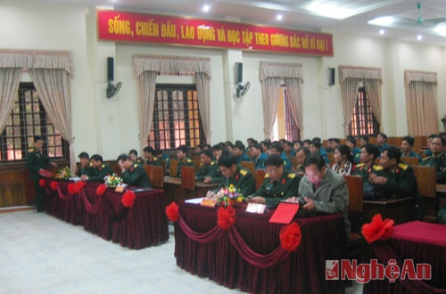 Các đồng chí đại biểu tham dự khai giảng 