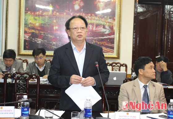Đồng chí Nguyễn Văn Độ - GĐ Sở KH và ĐT báo cáo tình hình KT- XH.