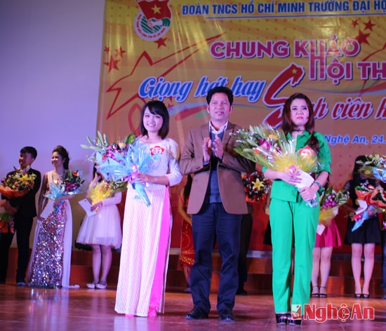 Phó Bí thư tỉnh Đoàn - Dương Hoàng Vũ trao giải Nhất cho các thí sinh đoạt giải