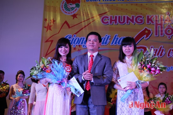 TS Nguyễn Anh Chương- Bí thư Đoàn trường trao giải Nhì cho các thí sinh