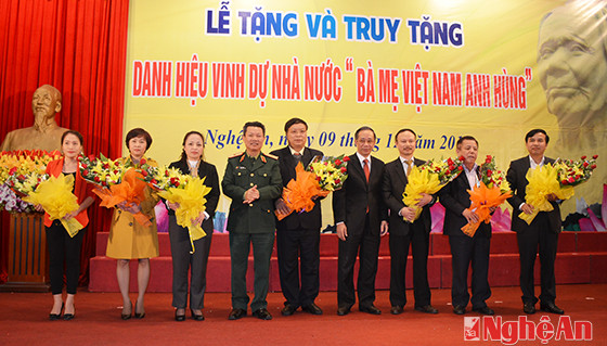 Lãnh đạo QK4 và lãnh đạo tỉnh tặng hoa cho các đơn vị nhận đỡ đầu các Bà mẹ Việt Nam anh hùng. Ảnh: N.K